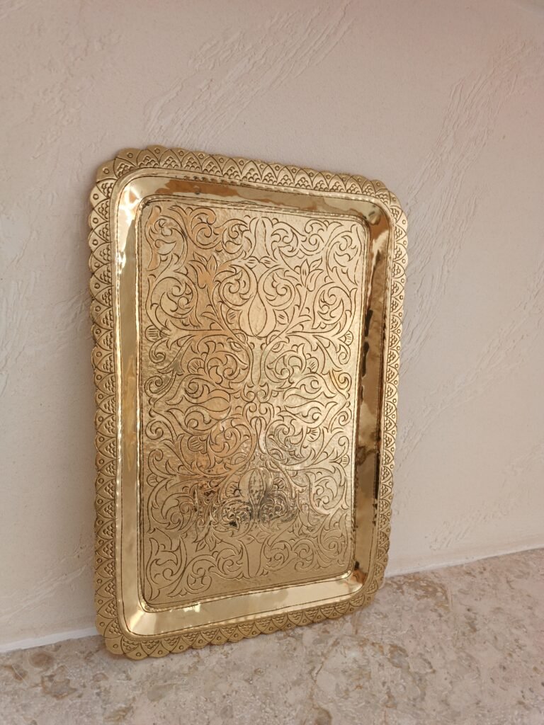 Plateau rectangle  en cuivre ciselé