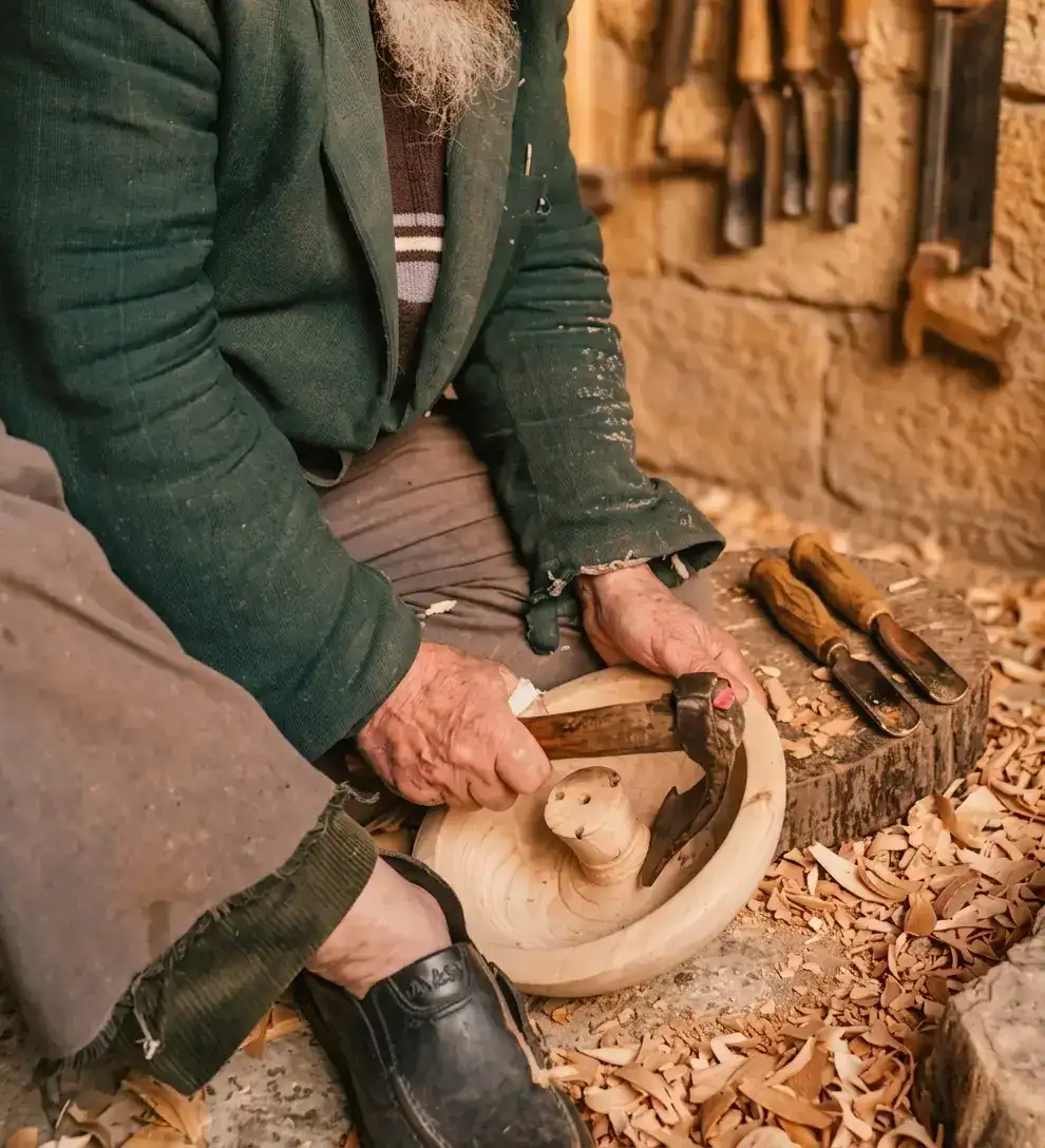 Artisan algérien fabriquant un Djefna