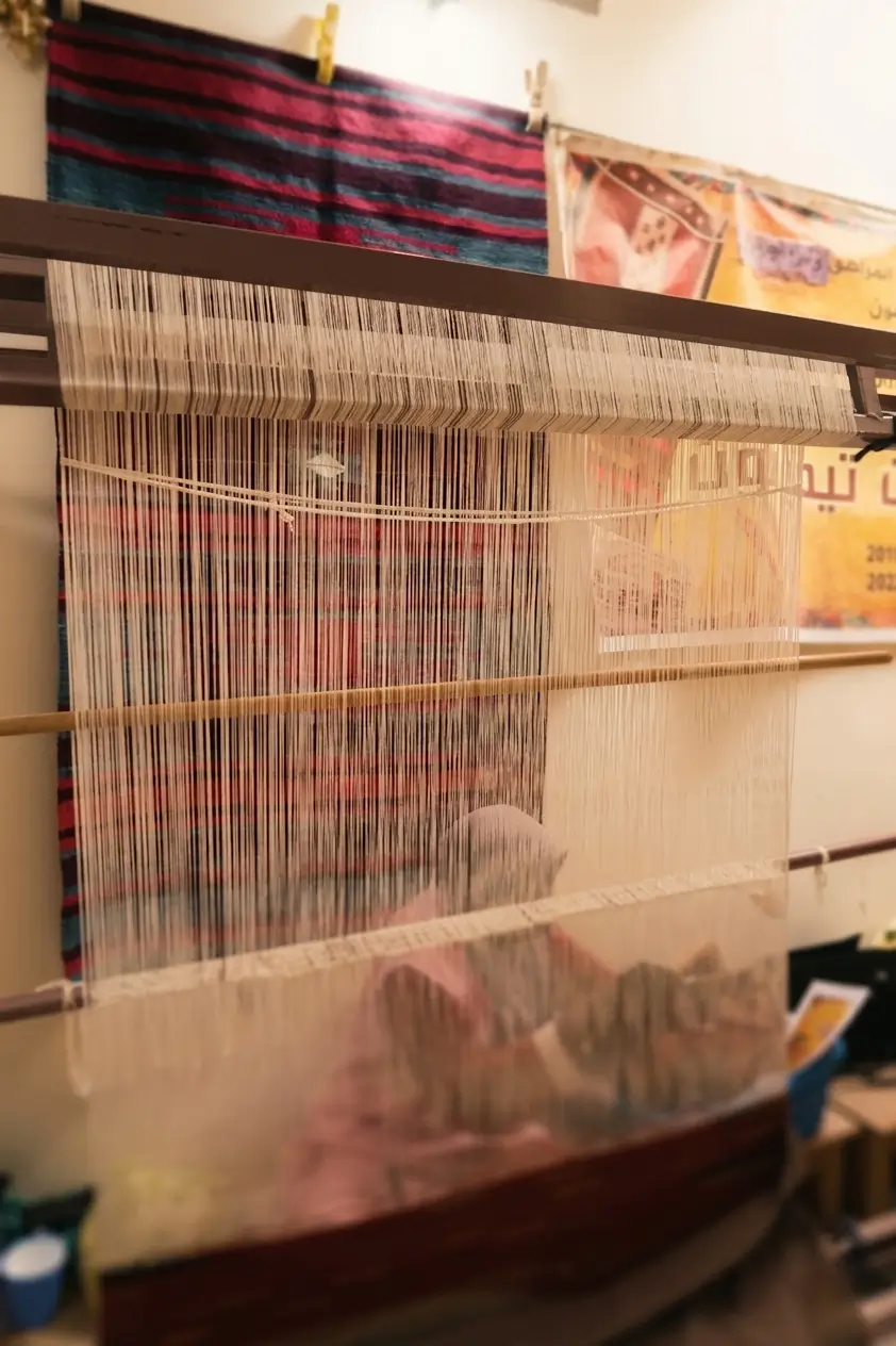 Tisseuse algérienne au travail — savoir-faire traditionnel