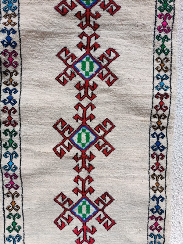 Zarbiya Babar Algérie – Tapis berbère écru multicolore — lifestyle