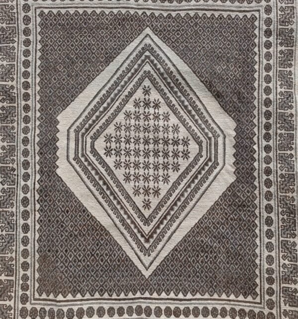 Tapis berbère de babar Algérie-Draga blanc et marron — lifestyle